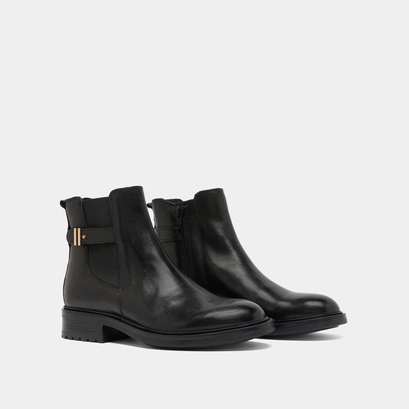 Lowboots with notched heels in black leather | gabin