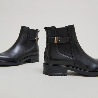 Lowboots with notched heels in black leather | gabin