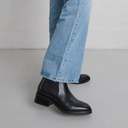 Lowboots with elastics in black leather | gabrielle