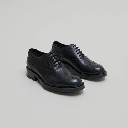 Richelieus with openwork details in black leather | gad