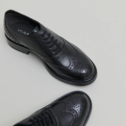 Richelieus with openwork details in black leather | gad