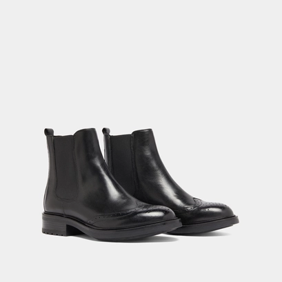 Lowboots with elastic straps and openwork details in black leather | gaddy