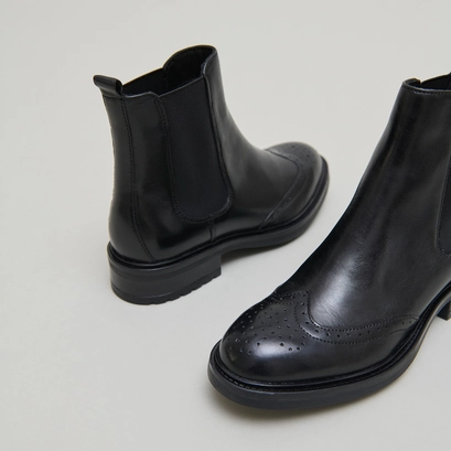 Lowboots with elastic straps and openwork details in black leather | gaddy