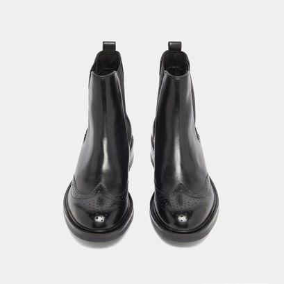 Lowboots with elastic straps and openwork details in black leather | gaddy