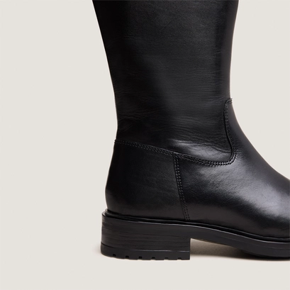 Boots with notched heels in black leather | graciana