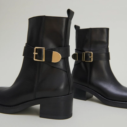 Buckle ankle boots in black leather | ima