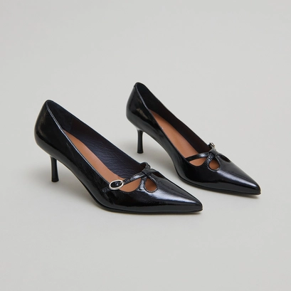 Cross-strap pumps in black shiny leather | douchka