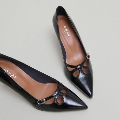 Cross-strap pumps in black shiny leather | douchka