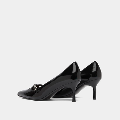 Cross-strap pumps in black shiny leather | douchka