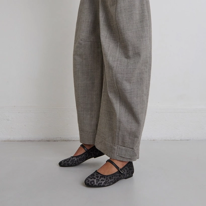 Ballet flats with strap in grey leopard textile | douceur