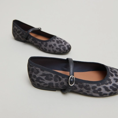 Ballet flats with strap in grey leopard textile | douceur