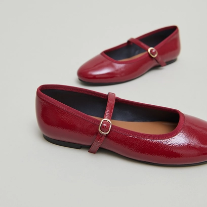 Ballet flats with strap in carmine red pleated leather | DOUCEUR