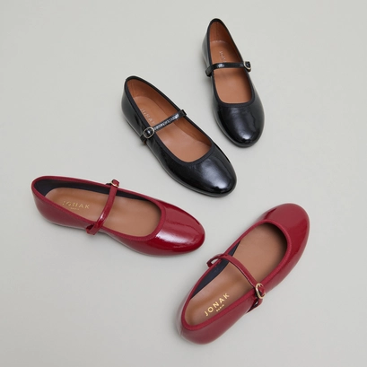 Ballet flats with strap in carmine red pleated leather | DOUCEUR