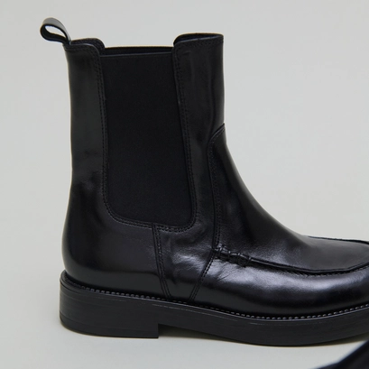 Lowboots with elastics in black leather | allan