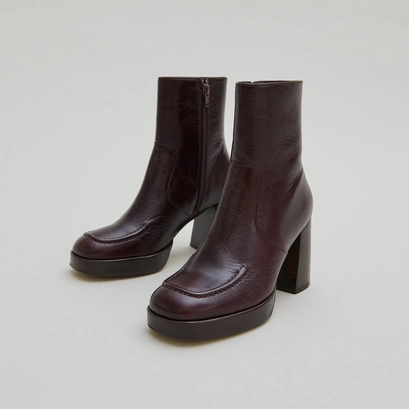 Heeled ankle boots with square toes in chocolate distressed leather | veronica