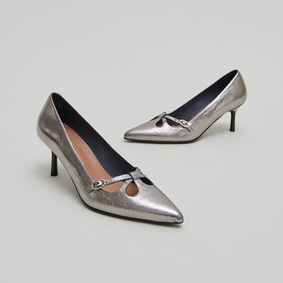 Cross-strap pumps in dark metallic leather | douchka