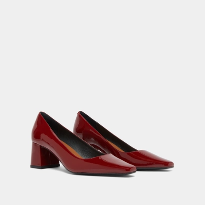 Heeled pumps in carmine red patent | dulina
