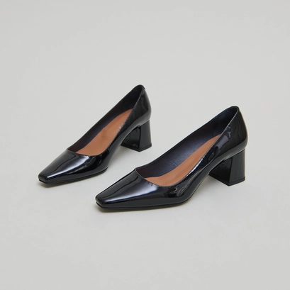 Heeled pumps in black patent | dulina