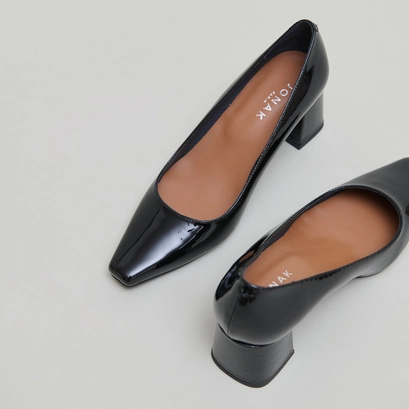 Heeled pumps in black patent | dulina