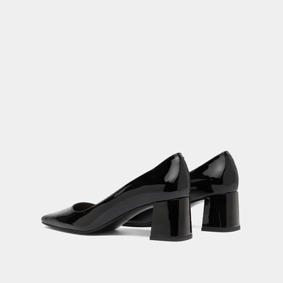 Heeled pumps in black patent | dulina