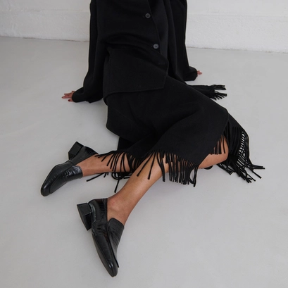 Loafers with rounded toes in black reptile leather | dynamic