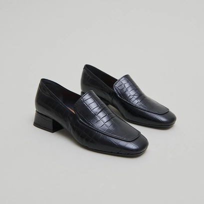 Loafers with rounded toes in black reptile leather | dynamic