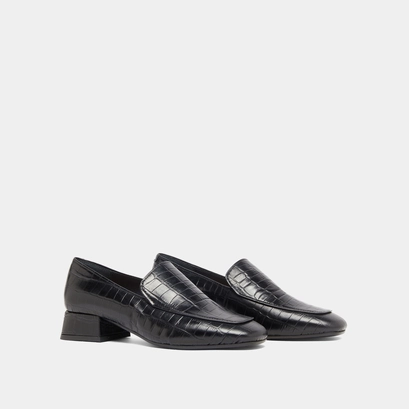 Loafers with rounded toes in black reptile leather | dynamic
