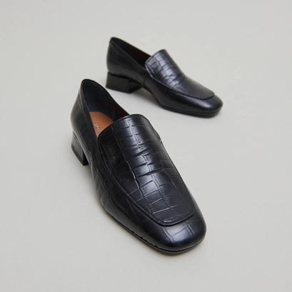 Loafers with rounded toes in black reptile leather | dynamic