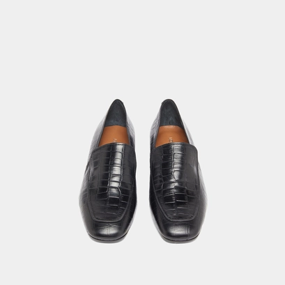 Loafers with rounded toes in black reptile leather | dynamic