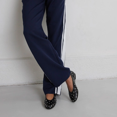 Ballet flats with silver details in black leather | dania