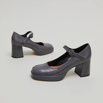 Mary janes with unique heels and straps in gray shiny leather | vuelo