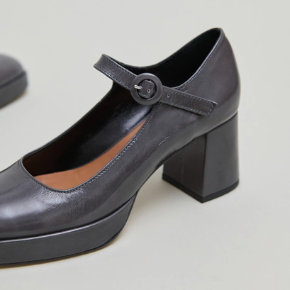 Mary janes with unique heels and straps in gray shiny leather | vuelo