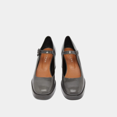 Mary janes with unique heels and straps in gray shiny leather | vuelo