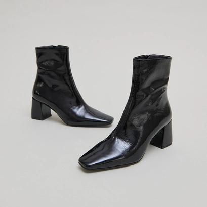 Pointed-toe ankle boots in black pleated patent | dalibar
