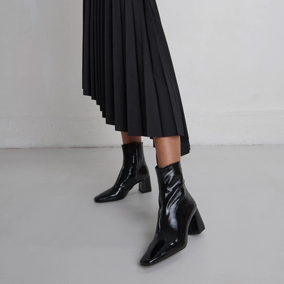 Pointed-toe ankle boots in black pleated patent | dalibar