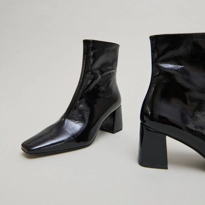 Pointed-toe ankle boots in black pleated patent | dalibar