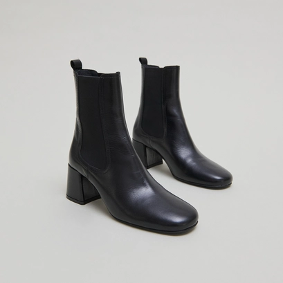 Ankle boots with heels and elastics in black leather | denon