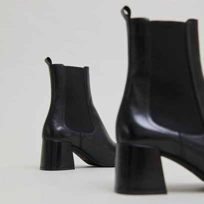 Ankle boots with heels and elastics in black leather | denon