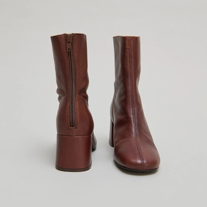 Ankle boots with rear zips in brown grained leather | denonie