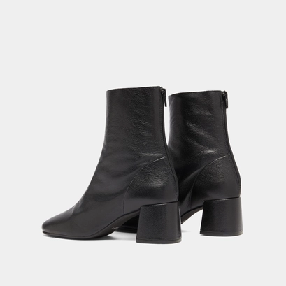 Ankle boots with rear zips in black grained leather | denonie