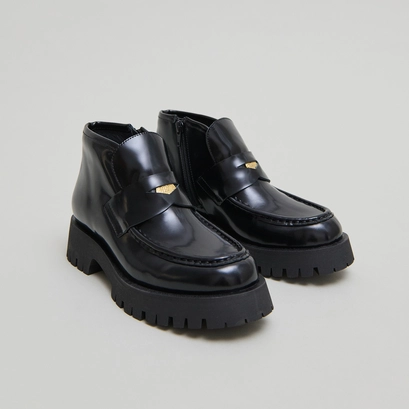 Lowboots with gold details in black glazed leather | desk