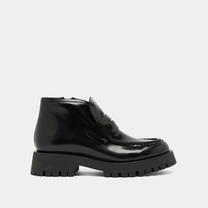Lowboots with gold details in black glazed leather | desk