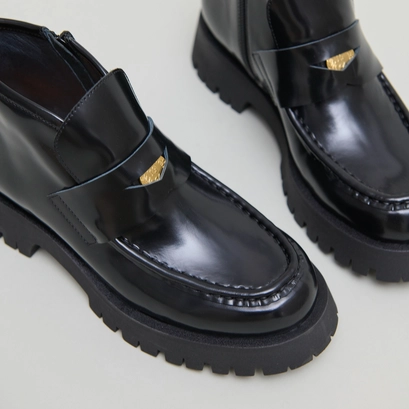 Lowboots with gold details in black glazed leather | desk