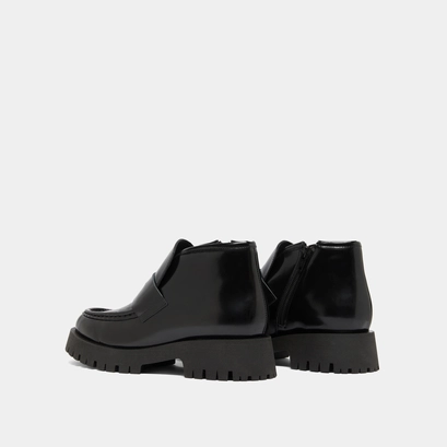 Lowboots with gold details in black glazed leather | desk