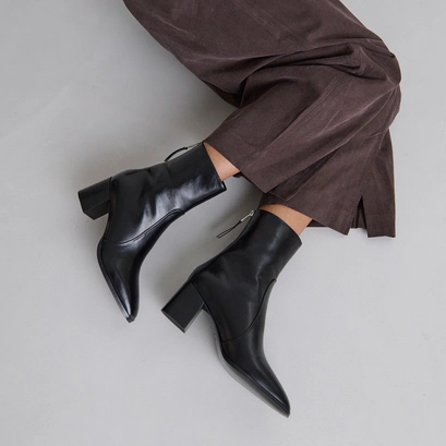 Ankle boots with rear zips in black leather | detras