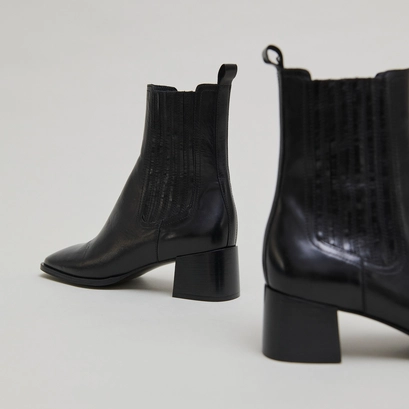 Gathered ankle boots in black leather | dingo