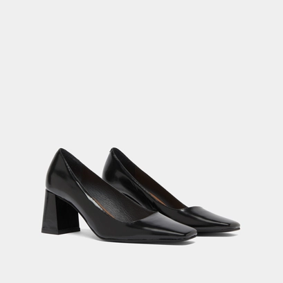 Wide-heeled pumps in black glazed leather | dodeme