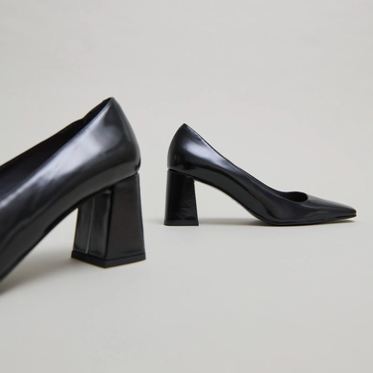 Wide-heeled pumps in black glazed leather | dodeme