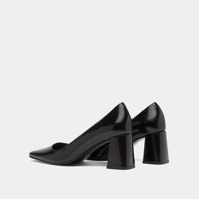 Wide-heeled pumps in black glazed leather | dodeme