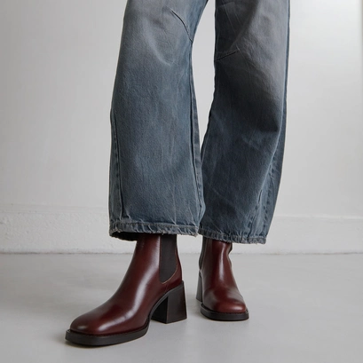 Ankle boots with elastic straps and thick heels in brown patinated leather | duck
